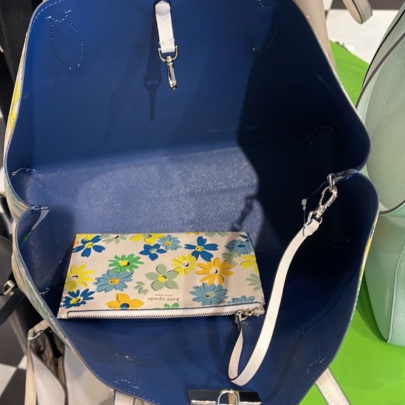 Kate Spade All Day Floral Medley Large Tote
COLOR:
Parchment Multi - Picture 14 of 16